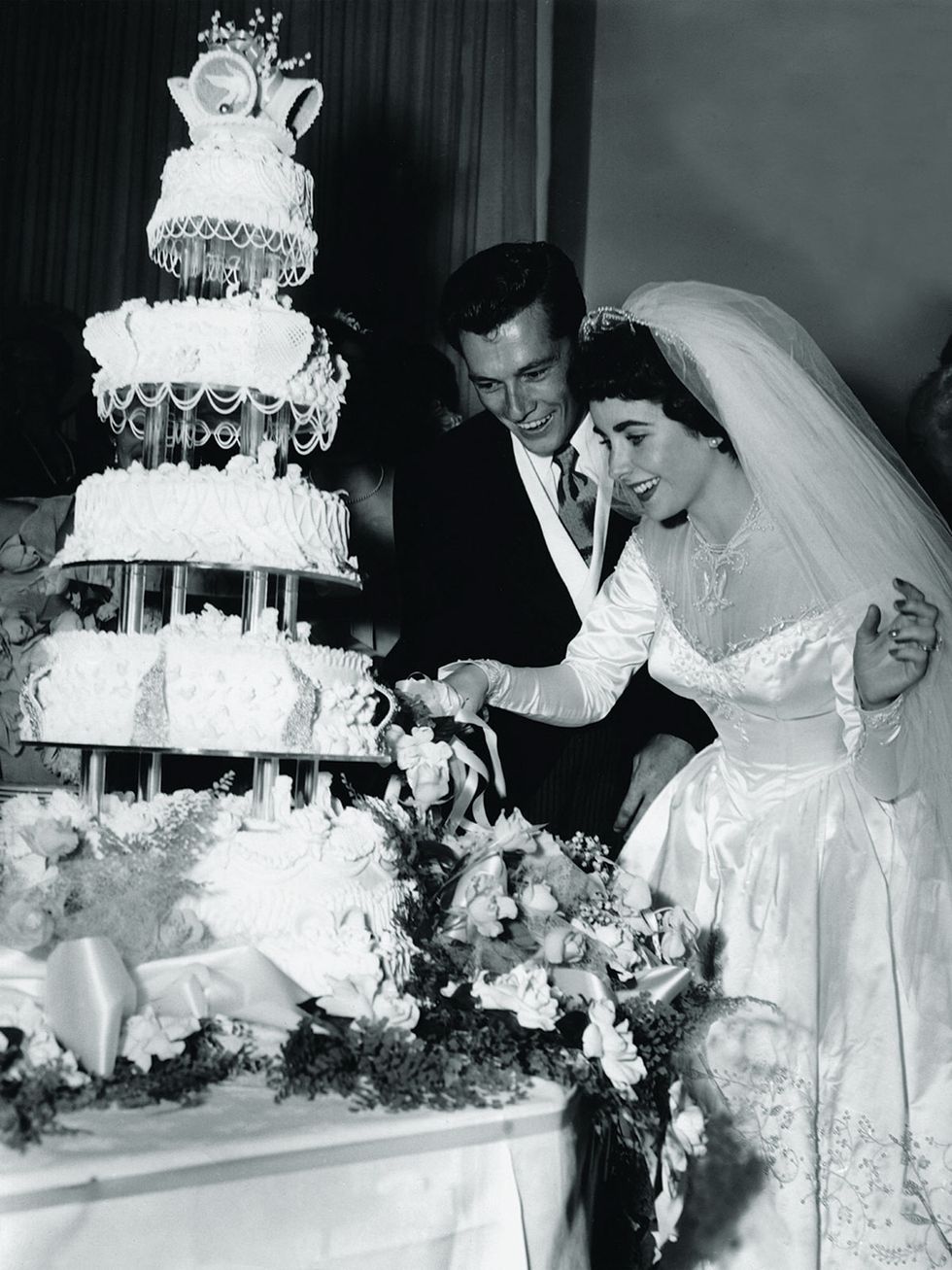 Photograph, Wedding cake, White, Black, Cake decorating, Wedding ceremony supply, Black-and-white, Cake, Icing, Sugar cake, 