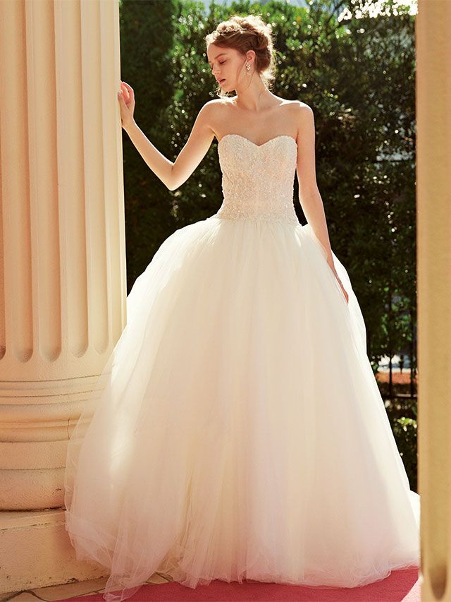 Clothing, Dress, Shoulder, Bridal clothing, Textile, Photograph, Gown, Formal wear, Wedding dress, Bride, 