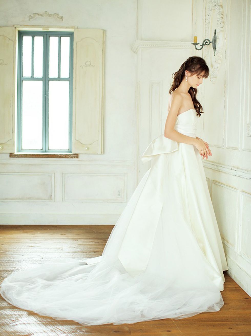 Gown, Wedding dress, Dress, Bride, Clothing, Bridal clothing, Photograph, Shoulder, Bridal party dress, Bridal accessory, 