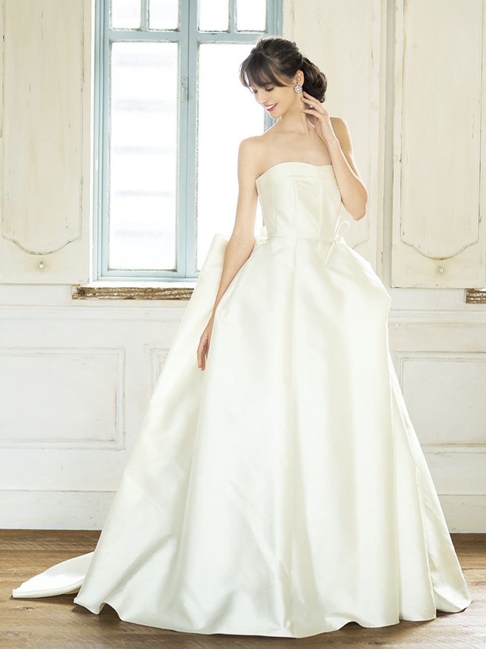 Gown, Wedding dress, Clothing, Dress, Bridal party dress, Bride, Bridal clothing, Photograph, Fashion model, Shoulder, 