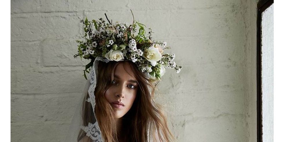White, Clothing, Shoulder, Headpiece, Lace, Beauty, Hair accessory, Dress, Fashion, Joint, 