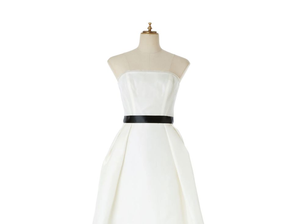 Textile, Dress, White, Formal wear, Gown, One-piece garment, Wedding dress, Day dress, Ivory, Beige, 