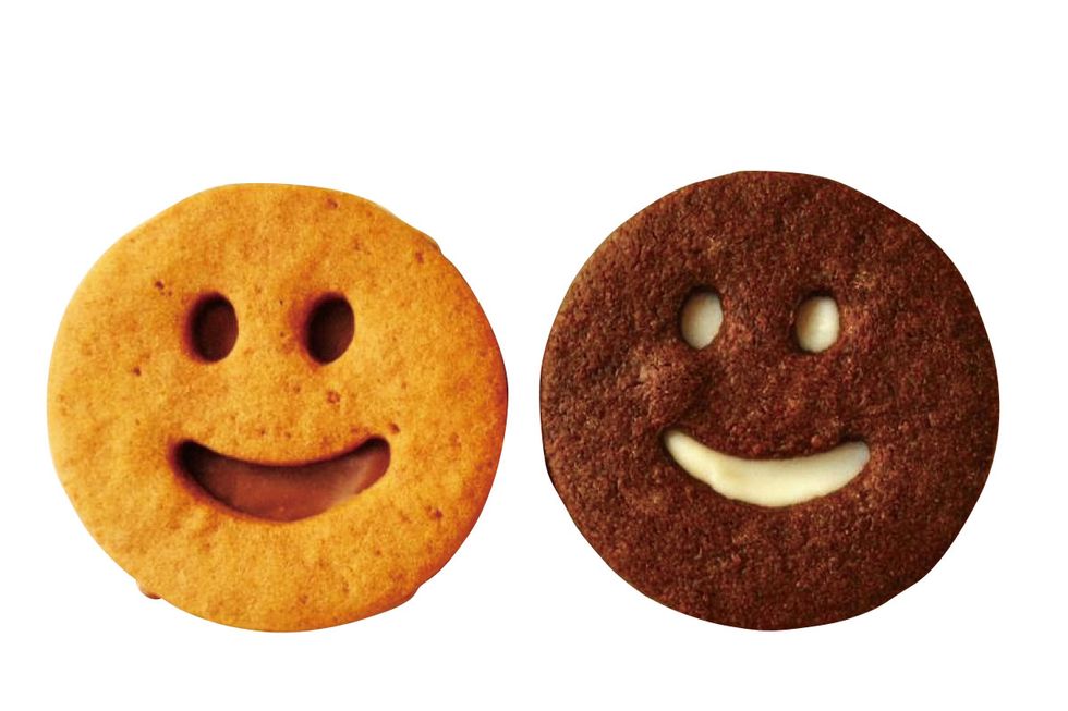 Brown, Finger food, Facial expression, Circle, Snack, Emoticon, Smiley, Baked goods, Recipe, Dessert, 