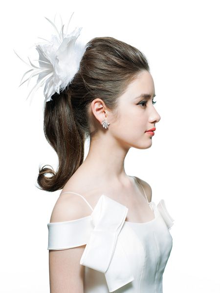 Ear, Lip, Hairstyle, Shoulder, Style, Hair accessory, Bridal accessory, Eyelash, Beauty, Headpiece, 