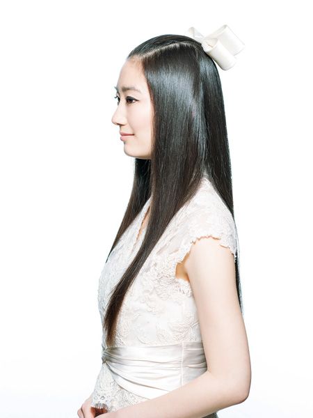 Hairstyle, Sleeve, Shoulder, Elbow, White, Style, Dress, Black hair, Beauty, Fashion model, 