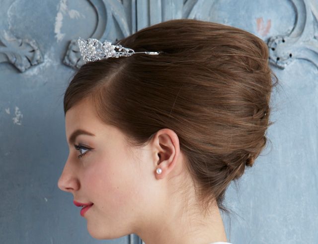 Ear, Hairstyle, Shoulder, Style, Hair accessory, Bridal accessory, Fashion accessory, Headgear, Beauty, Headpiece, 