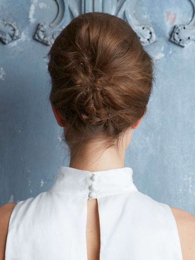 Hairstyle, Shoulder, Collar, Joint, Style, Back, Neck, Brown hair, Long hair, Bun, 