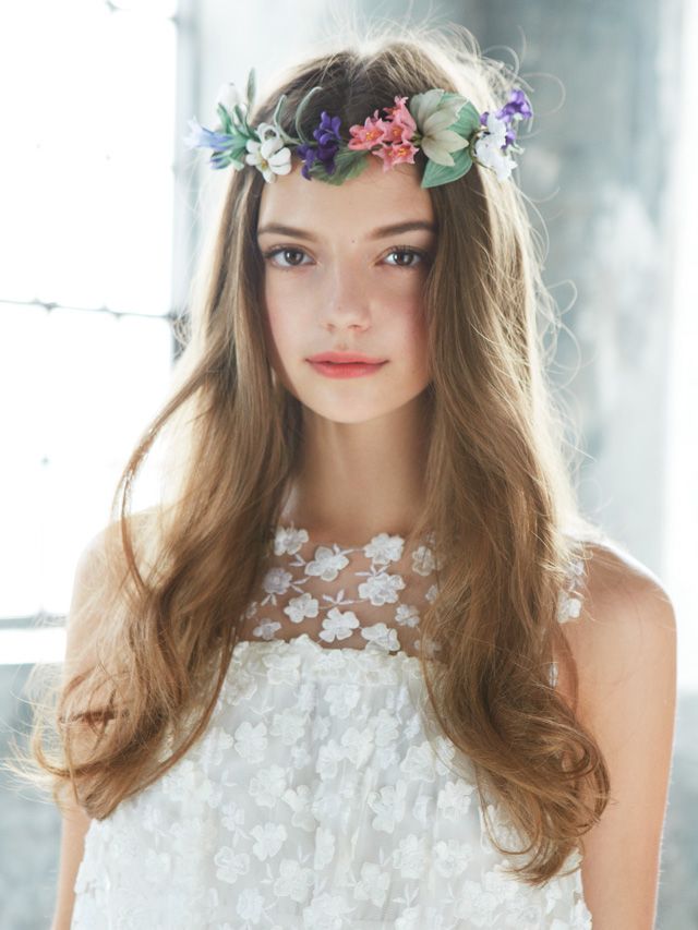 Clothing, Hairstyle, Shoulder, Dress, White, Hair accessory, Style, Headpiece, Petal, Beauty, 