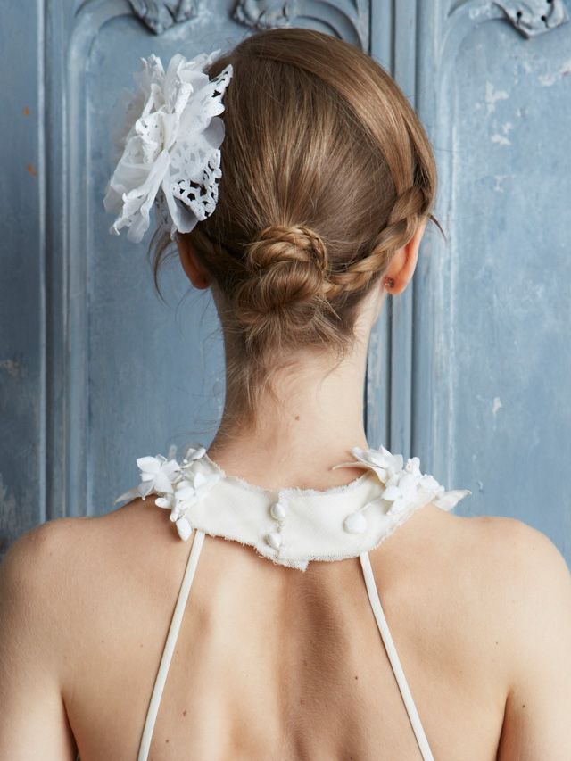 Hairstyle, Shoulder, Joint, Hair accessory, Bridal accessory, Style, Headpiece, Headgear, Chest, Back, 