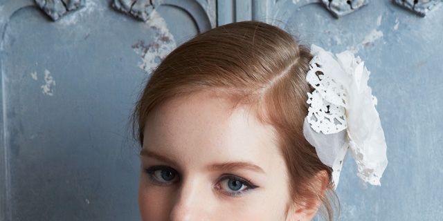 Clothing, Hairstyle, Bridal accessory, Shoulder, Dress, Style, Beauty, Hair accessory, Headgear, Wedding dress, 