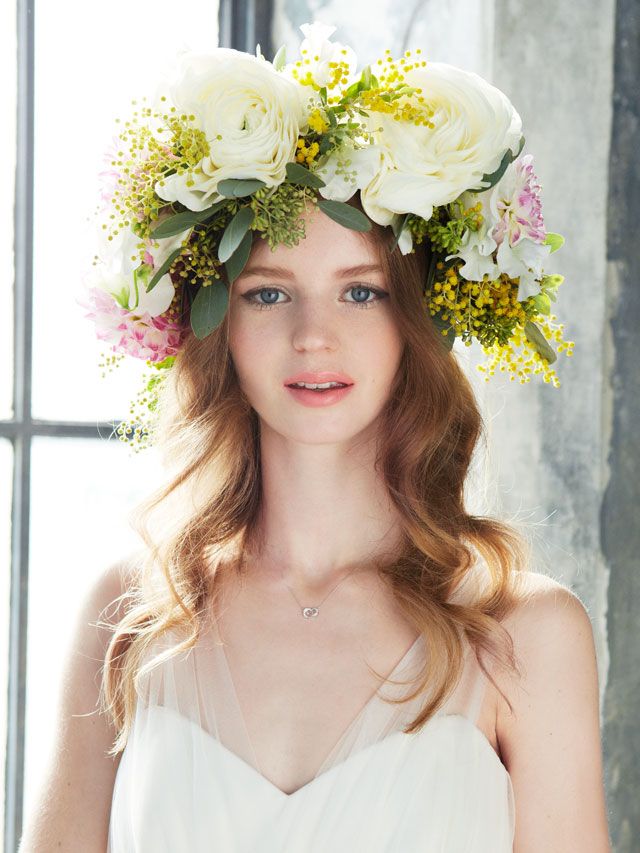 Petal, Flower, Hair accessory, Cut flowers, Beauty, Headgear, Headpiece, Photography, Floristry, Flower Arranging, 