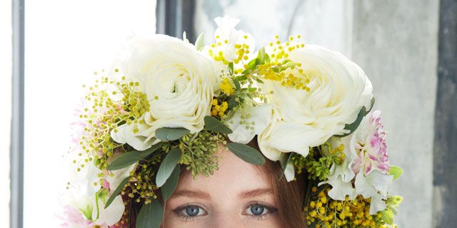 Petal, Flower, Hair accessory, Cut flowers, Beauty, Headgear, Headpiece, Photography, Floristry, Flower Arranging, 