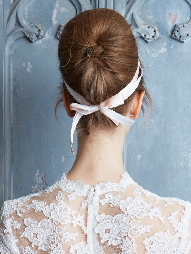 Clothing, Hairstyle, Shoulder, Hair accessory, Style, Bridal accessory, Headgear, Back, Lace, Headpiece, 