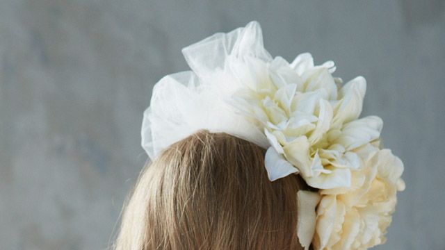 Clothing, Hairstyle, Shoulder, Petal, Hair accessory, Style, Headgear, Back, Fashion, Beauty, 