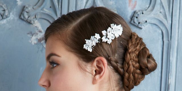 Ear, Hairstyle, Skin, Bridal accessory, Forehead, Shoulder, Fashion accessory, Hair accessory, Style, Bridal clothing, 