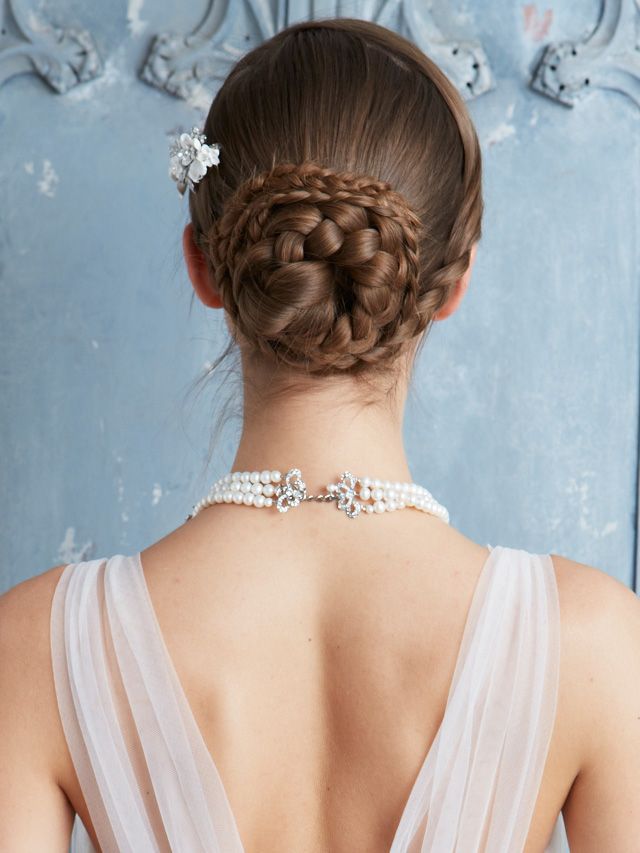 Hairstyle, Shoulder, Joint, Style, Bridal accessory, Sleeveless shirt, Neck, Beauty, Hair accessory, Peach, 