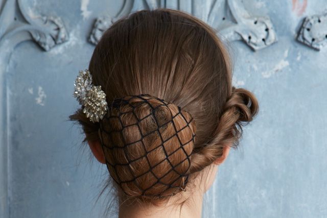 Ear, Hairstyle, Skin, Shoulder, Joint, Back, Style, Muscle, Neck, Hair accessory, 