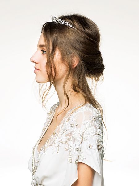 Clothing, Hairstyle, Shoulder, Style, Headpiece, Hair accessory, Beauty, Fashion, Neck, Long hair, 