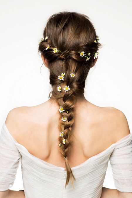 Clothing, Ear, Brown, Hairstyle, Skin, Shoulder, Joint, Hair accessory, Fashion accessory, Style, 