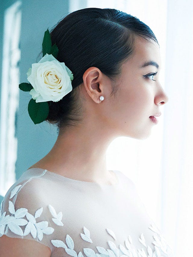 Ear, Hairstyle, Skin, Forehead, Shoulder, Eyebrow, Petal, Photograph, Bridal accessory, Style, 