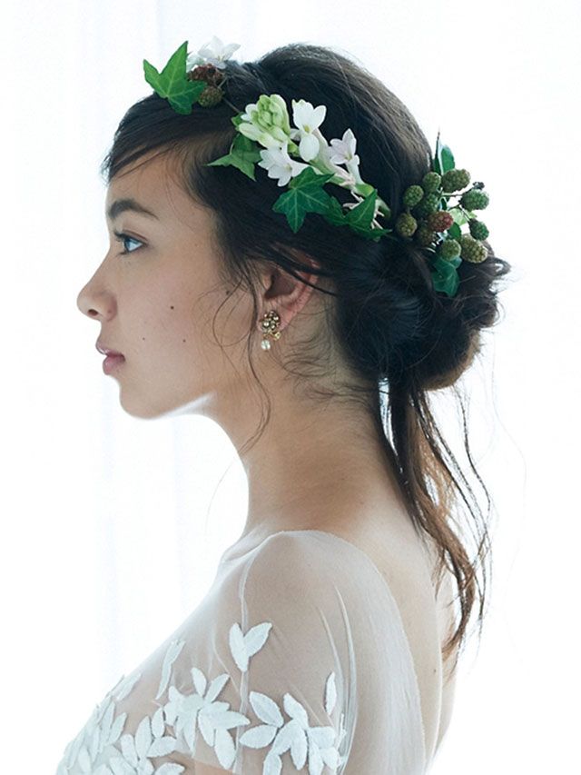Hairstyle, Skin, Forehead, Shoulder, Hair accessory, Headpiece, Bridal accessory, Petal, Fashion accessory, Style, 