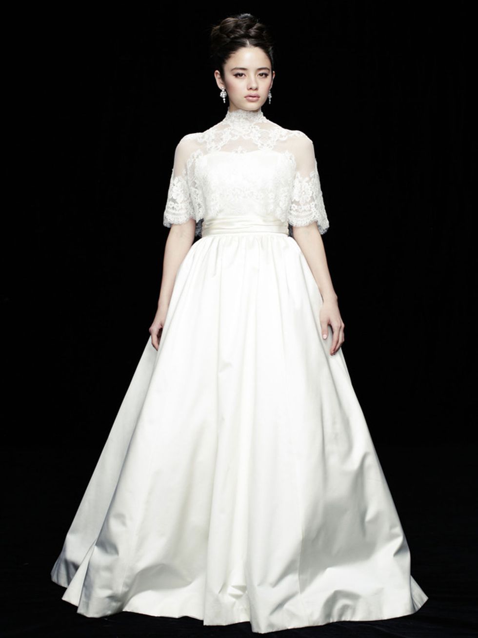 Gown, Fashion model, Clothing, Dress, Wedding dress, White, Bridal clothing, Bridal party dress, Shoulder, A-line, 