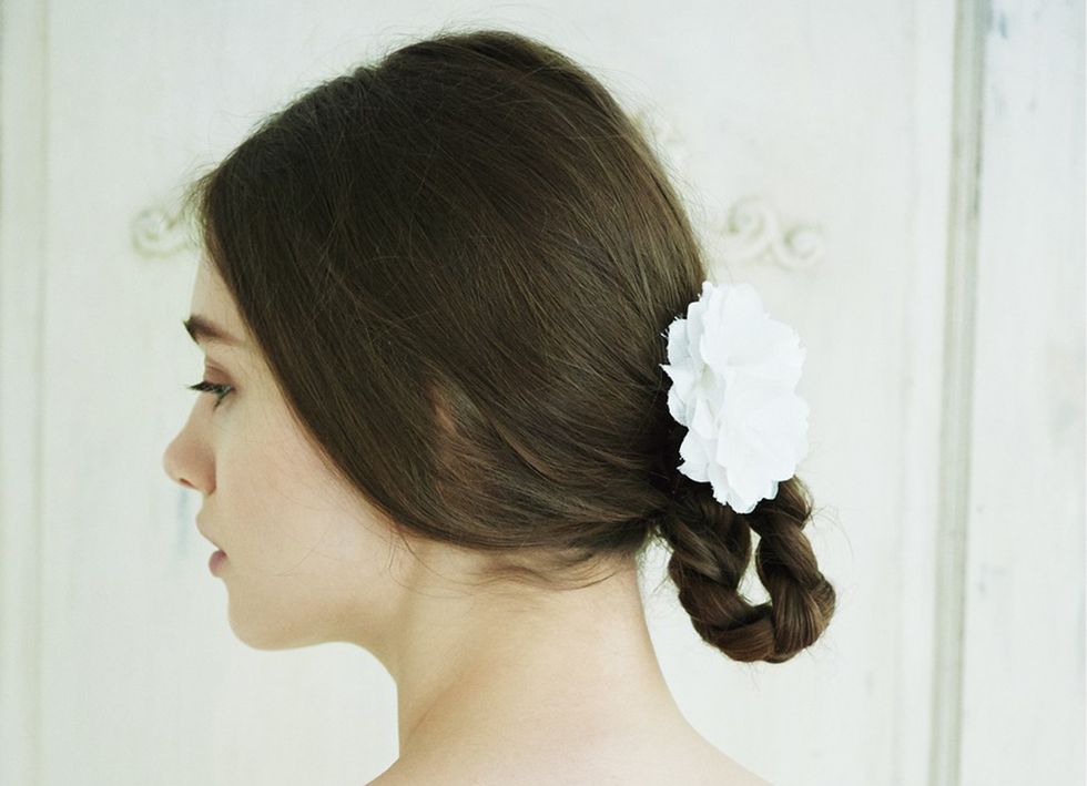 Ear, Hairstyle, Skin, Chin, Forehead, Shoulder, Joint, Style, Bridal accessory, Hair accessory, 