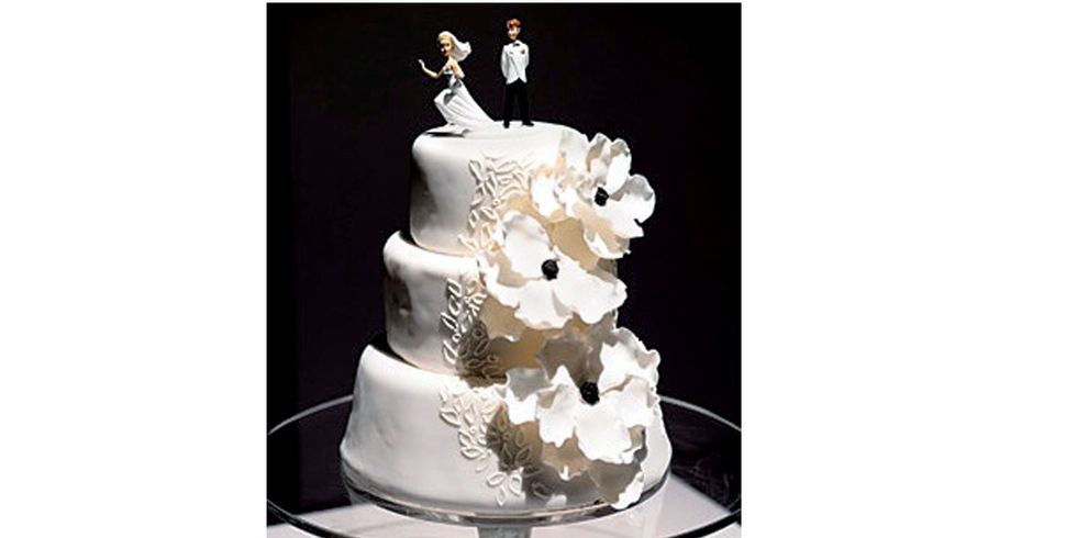 Serveware, Dessert, Cuisine, Cake, Ingredient, Cake decorating, Baked goods, Dairy, Wedding ceremony supply, Recipe, 