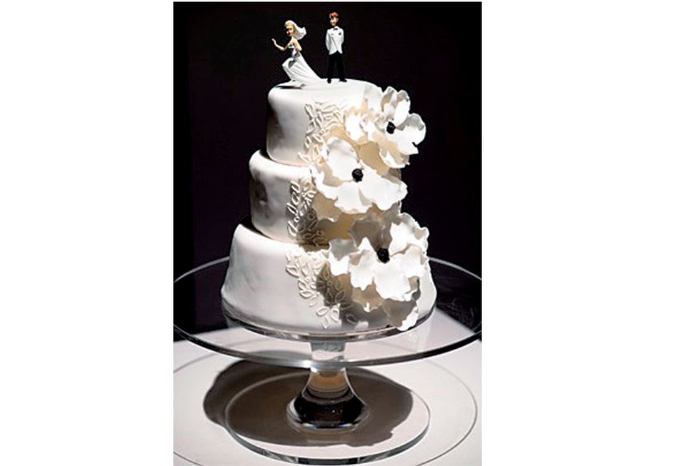 Serveware, Dessert, Cuisine, Cake, Ingredient, Cake decorating, Baked goods, Dairy, Wedding ceremony supply, Recipe, 
