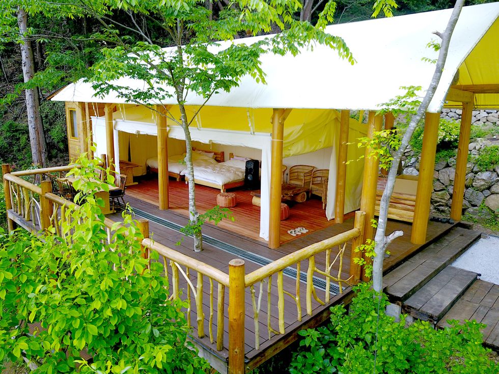 Wood, Property, Roof, Shade, Porch, Outdoor structure, Eco hotel, Handrail, Backyard, Yard, 