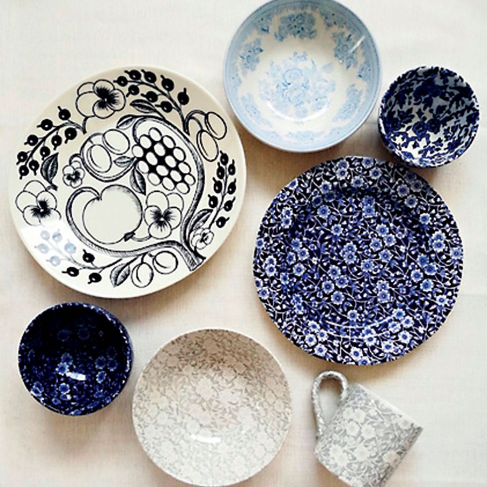 Dishware, Plate, Tableware, Porcelain, Blue and white porcelain, Platter, Ceramic, Circle, Dinnerware set, Design, 