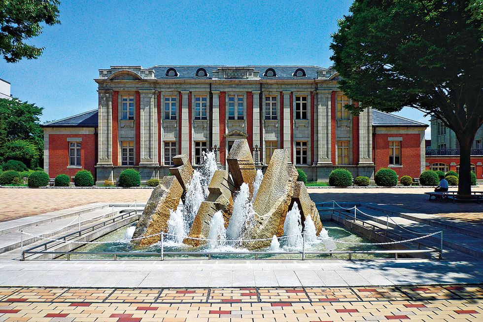 Architecture, Building, Tree, Water feature, Facade, Sculpture, Classical architecture, House, Fountain, Art, 