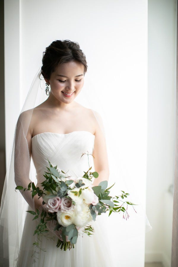 Clothing, Petal, Bridal clothing, Shoulder, Bouquet, Textile, Photograph, Joint, White, Dress, 