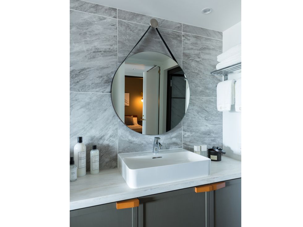 Tile, Room, Property, Bathroom, Mirror, Lighting, Wall, Sink, Interior design, Bathroom accessory, 