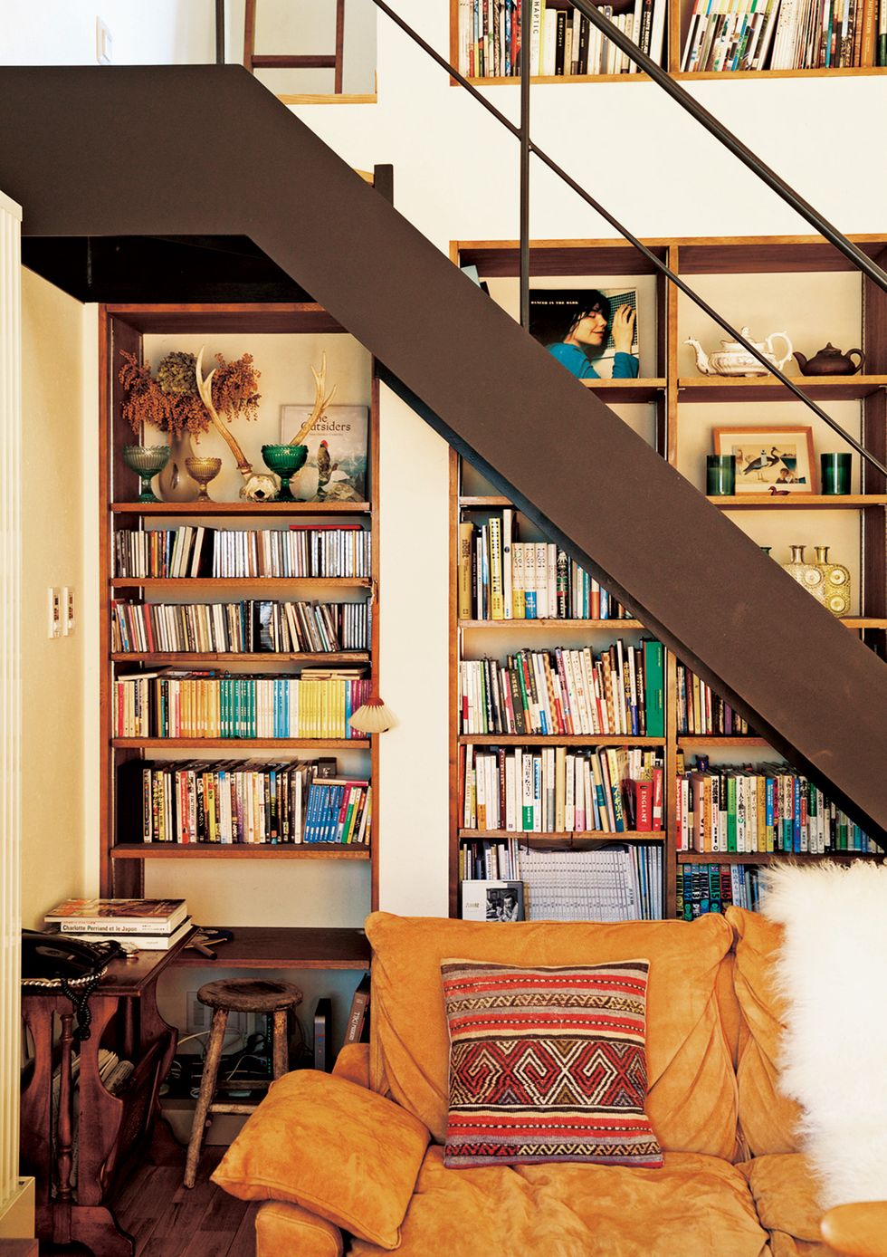 Shelf, Shelving, Bookcase, Furniture, Room, Interior design, Building, Living room, Home, Wall, 