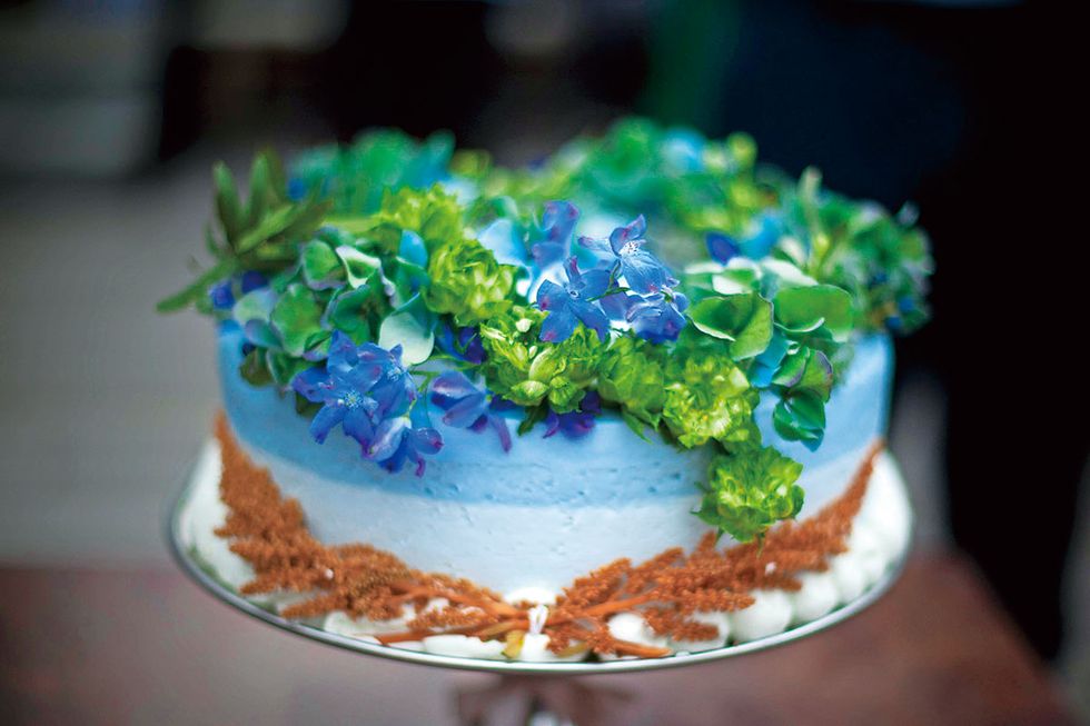 Cake decorating, Buttercream, Icing, Cake, Sugar paste, Food, Dessert, Sweetness, Baked goods, Royal icing, 