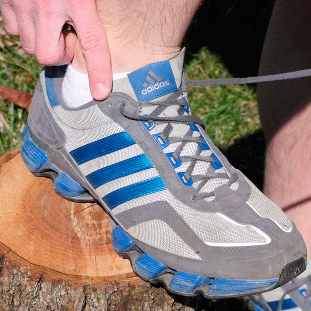 Как спрятать шнурки на кроссовках