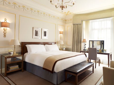 How To Make A Bed Like 5 Hotel Housekeeper Image