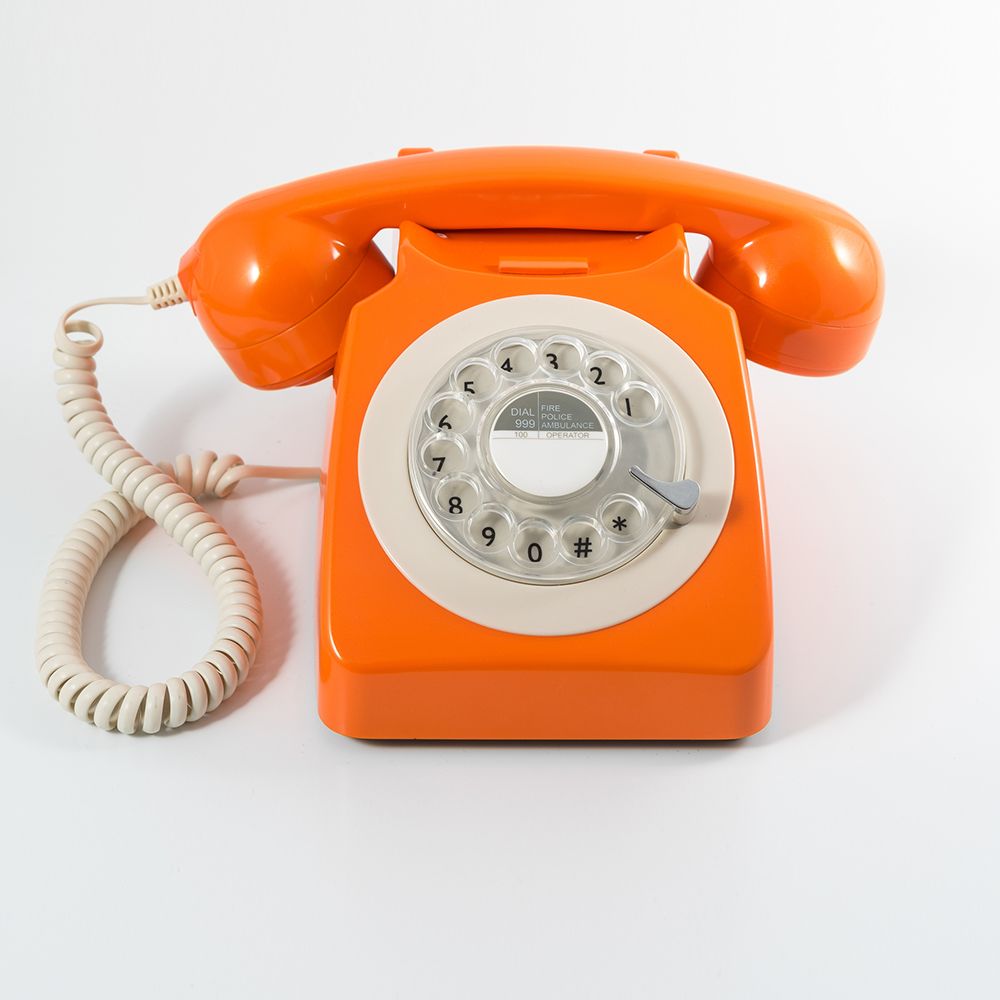 Черный телефон оранжевая. Дисковый ретро телефон GPO 746. Оранжевый телефон. Телефон дисковый в стиле ретро GPO 746 Rotary Red. Телефон Fly оранжевый.