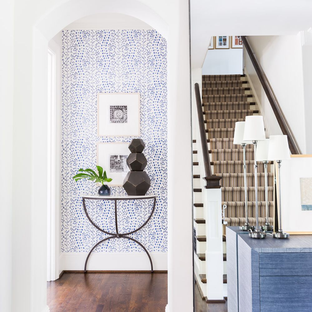 How to decorate your hallway - How to decorate with wallpaper