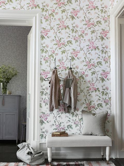 How to decorate your hallway - How to decorate with wallpaper