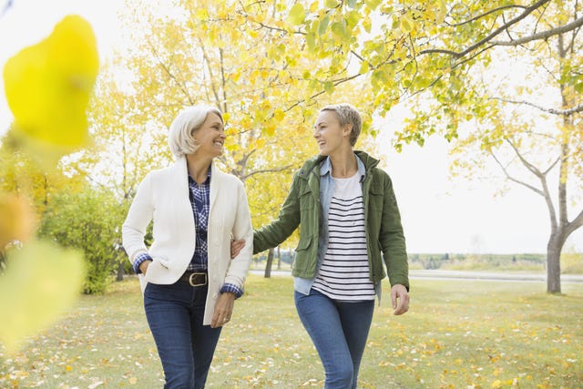 Jaune, Pantalon, Denim, Jeans, Chemise, Photographie, Vêtements d'extérieur, Feuille, Personnes dans la nature, Manteau, 