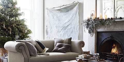 decorating the mantelpiece is a great and simple way to get your home in the christmas party mood - Mantelpiece Christmas Decorations decorating the mantelpiece is a great and simple way to get your home in the christmas party mood - Mantelpiece Christmas Decorations