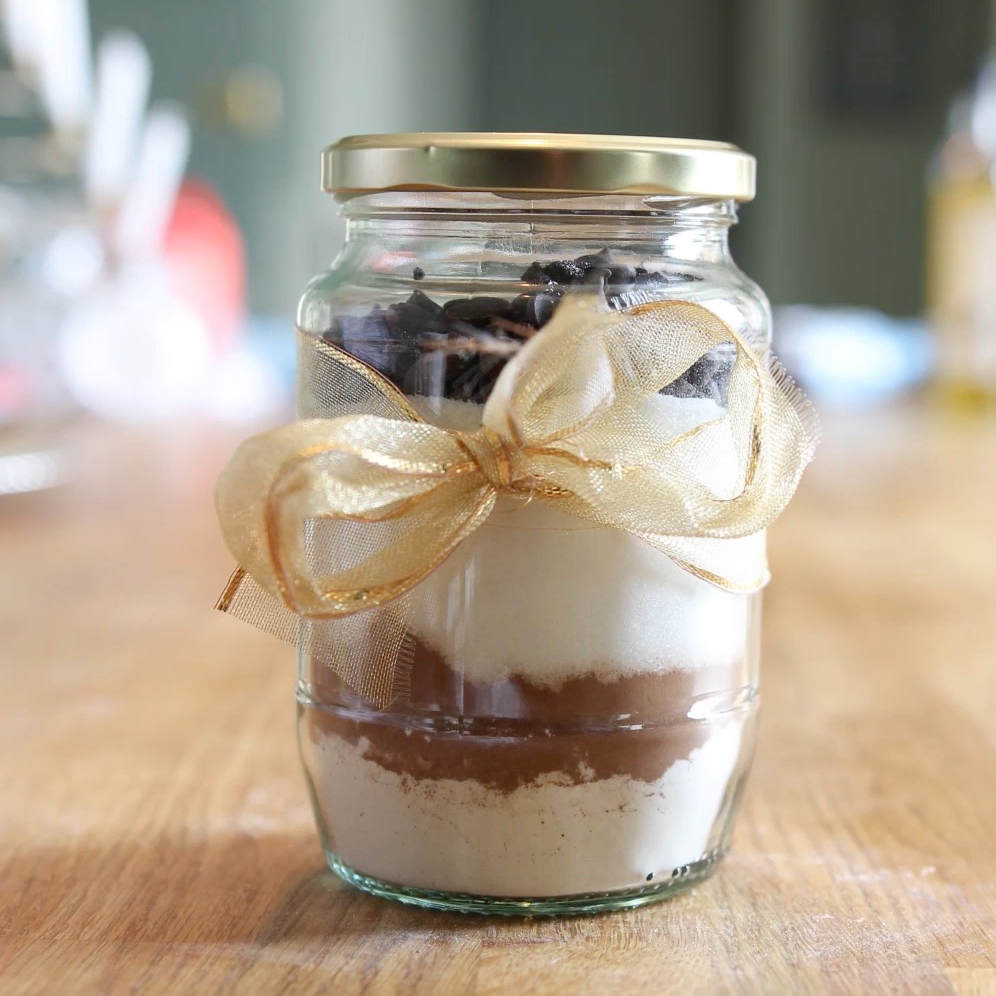 DIY Christmas gift: Brownie in a jar recipe