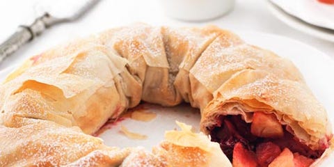 Blackberry And Apple Strudel Ring With Cinnamon And Cream