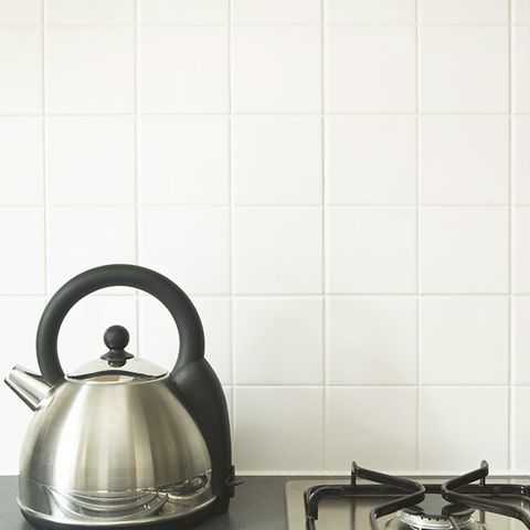 Stovetop kettle, Tile, Iron, Cookware and bakeware, Serveware, Metal, Gas stove, Lid, Kettle, Home appliance, 