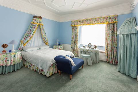 Blue, Interior design, Room, Bed, Green, Floor, Architecture, Property, Textile, Bedding, 