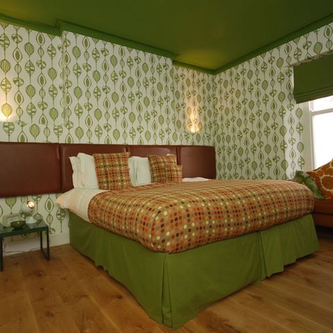 Green, Lighting, Room, Interior design, Bed, Wood, Floor, Brown, Property, Textile, 