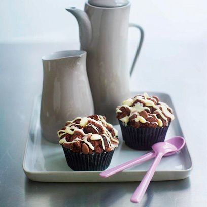Cupcake, Serveware, Food, Dessert, Baked goods, Cuisine, Sweetness, Confectionery, Baking cup, Chocolate, 