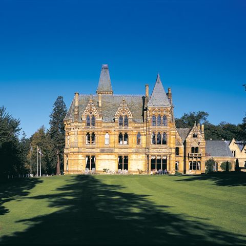 Property, Building, House, Landmark, Manor house, Mansion, Lawn, Home, Stately home, Estate, 